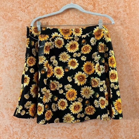 🍁SALE🍁FOREVER 21 Sunflower Skater Mini Skirt size 2X - Picture 2 of 8